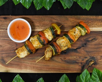 Satay chicken and vegetable skewers with sweet chilli dipping sauce (gf)(df)
