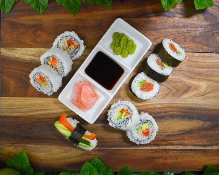 House made sushi – Teriyaki chicken, smoked salmon and vegetarian with wasabi, pickled ginger, and gluten free soy sauce (gf)(df) (2pp)