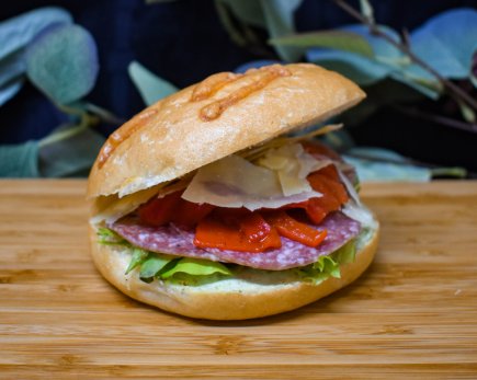 Cheese roll – Salami, pesto cream cheese, lettuce, red pepper, parmesan