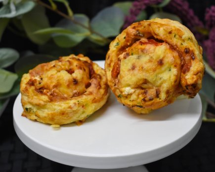 Pinwheel scones with chutney, red pepper and feta filling (v)