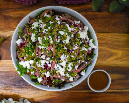 Peppered beef, beetroot, tomato, pumpkin seeds, mint, and feta with balsamic vinaigrette (gf)