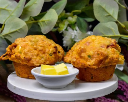 Mediterranean savoury muffin – Olive, sundried tomato, red pepper, feta, herbs with butter on the side (v)